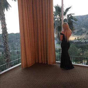 ✔️✔️✔️SOLD ✔️✔️✔️Black off the Shoulder PROM Dress